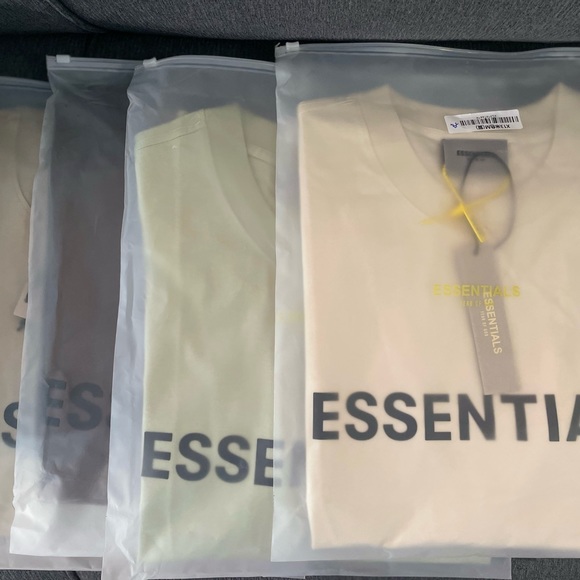 Medium Size Unisex Essential T-shirts - Picture 1 of 5